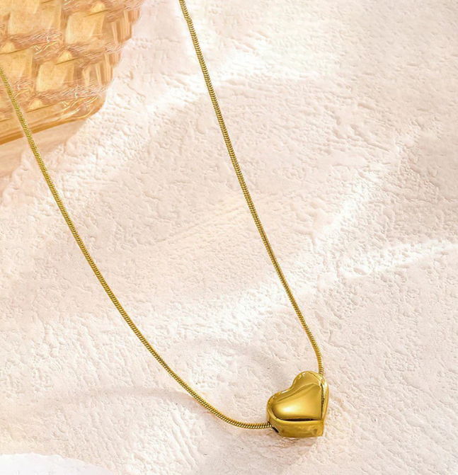 Minimalist Gold Heart Pendant Necklace – Dainty Everyday Jewelry