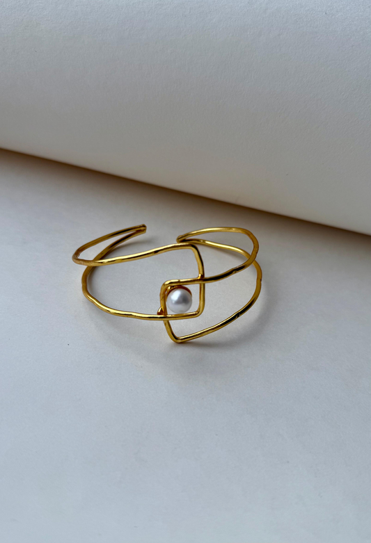 Elegant Adjustable Brass Bangle with Pearl Accent – Handmade Geometric Gold Cuff Bracelet