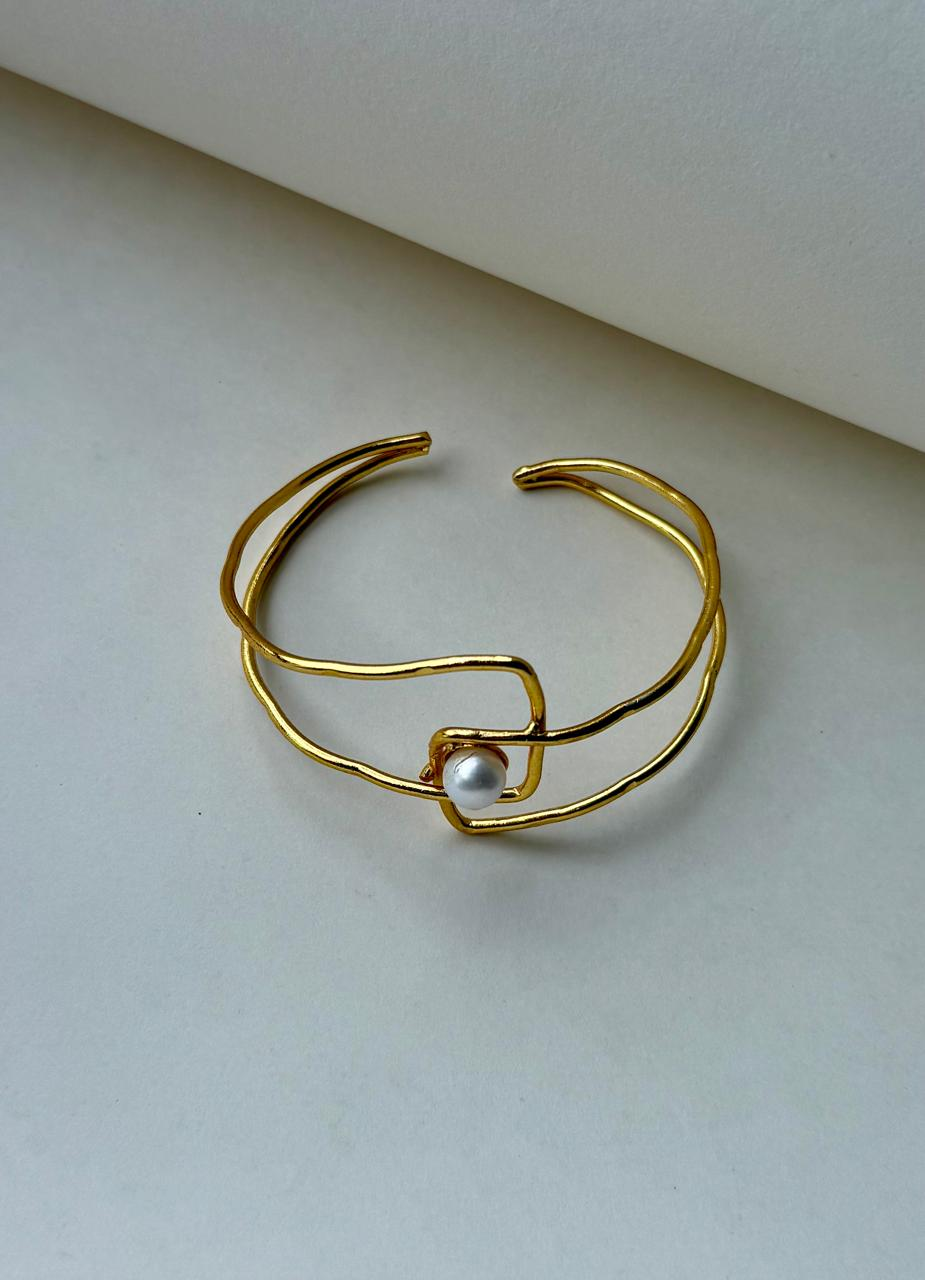 Elegant Adjustable Brass Bangle with Pearl Accent – Handmade Geometric Gold Cuff Bracelet