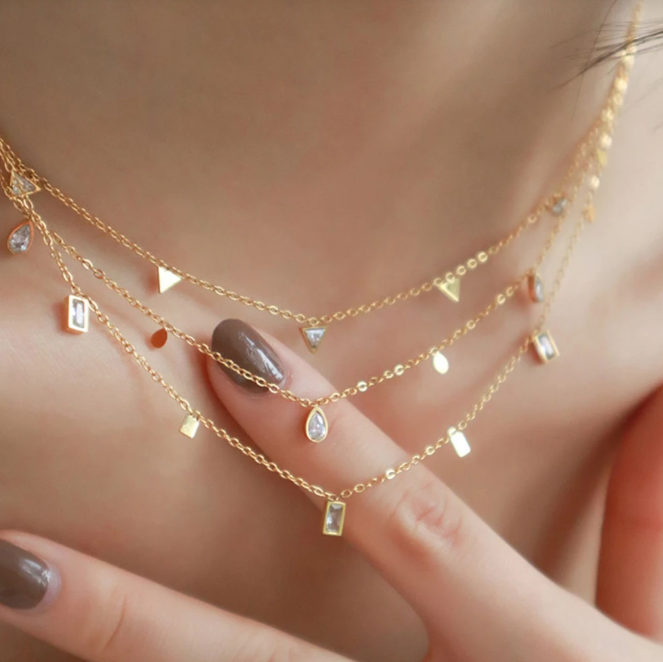 Gold Necklace with Crystal Drop Pendants – Elegant and Delicate Design