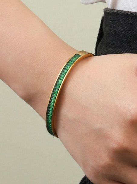 Elegant Gold and Emerald Green Stone Bangle