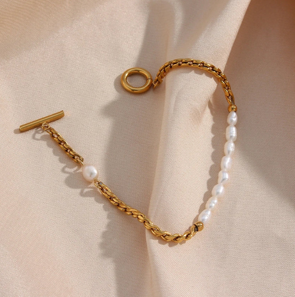 Gold and Pearl Bracelet with T-Bar Clasp – Elegant and Minimalist Design