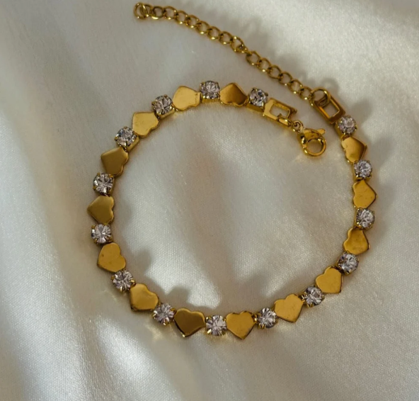 Gold Heart Bracelet with Crystal Accents – Elegant & Romantic Design
