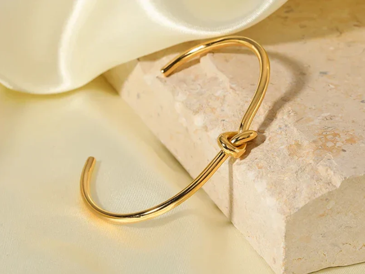 Minimalist Gold Knot Bracelet - Elegant & Simple Design