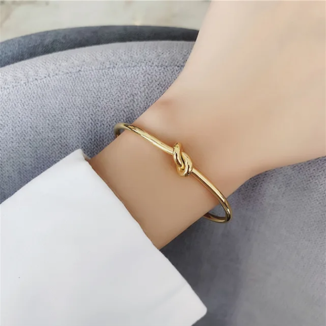 Minimalist Gold Knot Bracelet - Elegant & Simple Design