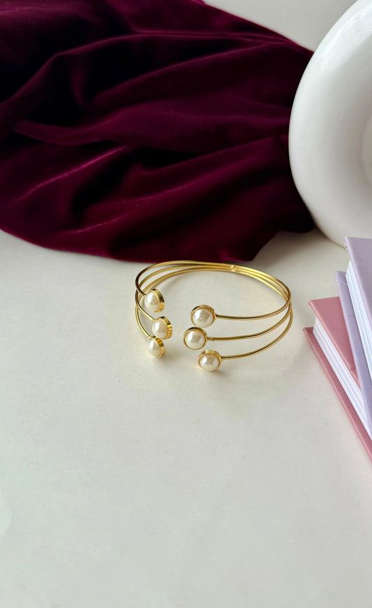 Elegant Gold-Tone Anti-Tarnish Brass Bracelet with Pearls – Adjustable Open Cuff