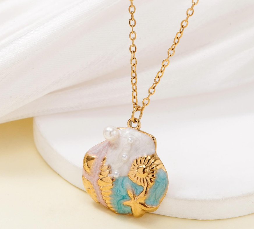 Pastel seashell pendant necklace in a gold-plated finish